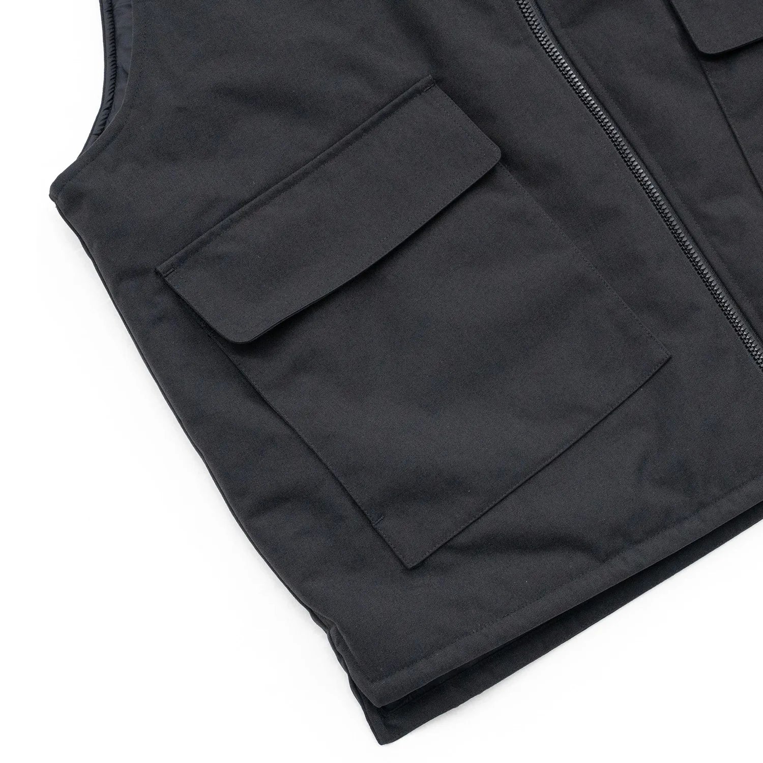 ナイロンダック生地を使用したclumsy(クラムジー)の中綿入りタクティカルベスト「TACTICAL DUCK VEST」のBLACKカラーのフロントポケットの写真