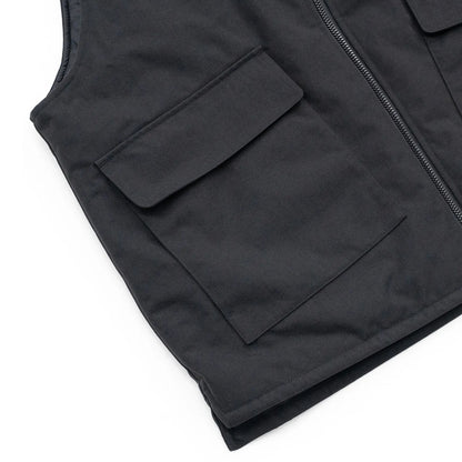 ナイロンダック生地を使用したclumsy(クラムジー)の中綿入りタクティカルベスト「TACTICAL DUCK VEST」のBLACKカラーのフロントポケットの写真
