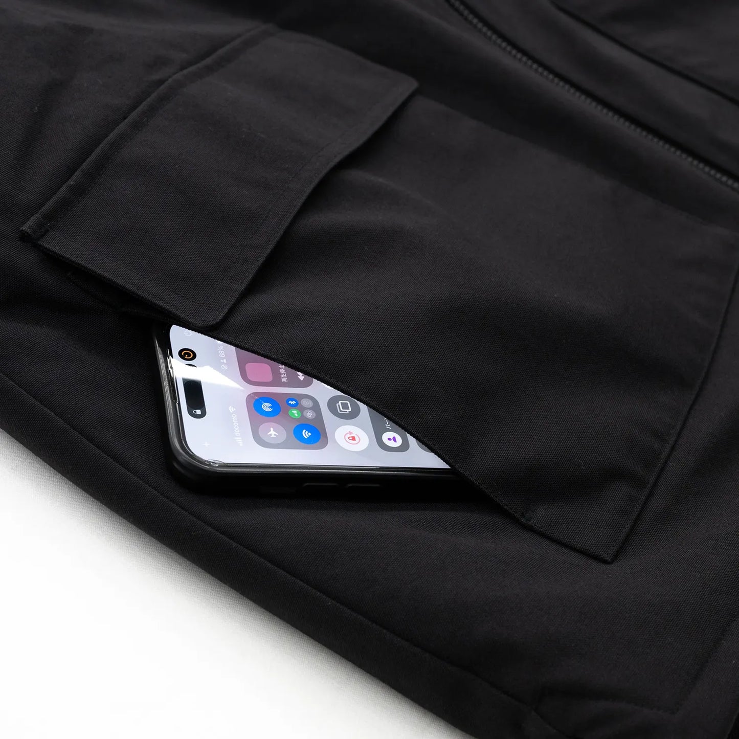 ナイロンダック生地を使用したclumsy(クラムジー)の中綿入りタクティカルベスト「TACTICAL DUCK VEST」のBLACKカラーのサイドポケットの写真