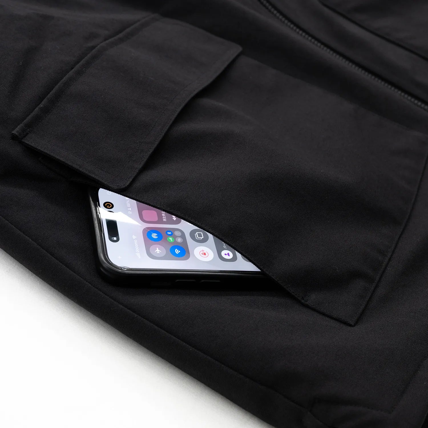 ナイロンダック生地を使用したclumsy(クラムジー)の中綿入りタクティカルベスト「TACTICAL DUCK VEST」のBLACKカラーのサイドポケットの写真