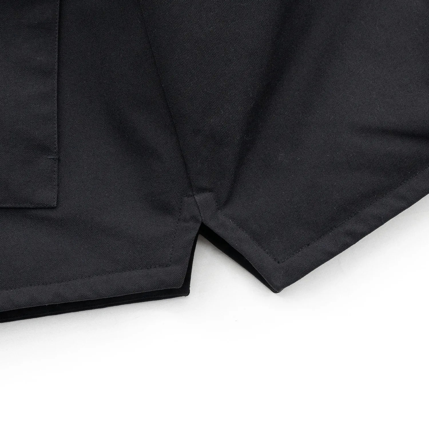 ナイロンダック生地を使用したclumsy(クラムジー)の中綿入りタクティカルベスト「TACTICAL DUCK VEST」のBLACKカラーの裾部分のサイドスリットの写真
