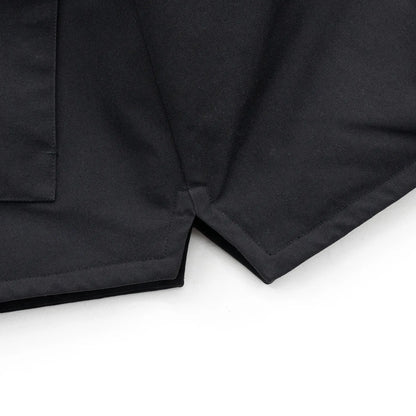 ナイロンダック生地を使用したclumsy(クラムジー)の中綿入りタクティカルベスト「TACTICAL DUCK VEST」のBLACKカラーの裾部分のサイドスリットの写真
