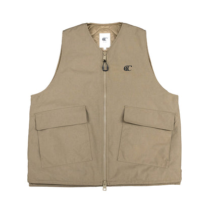 ナイロンダック生地を使用したclumsy(クラムジー)の中綿入りタクティカルベスト「TACTICAL DUCK VEST」のTANカラーの正面からの商品写真