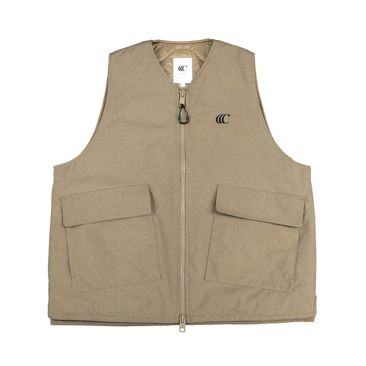 ナイロンダック生地を使用したclumsy(クラムジー)の中綿入りタクティカルベスト「TACTICAL DUCK VEST」のTANカラーの正面からの商品写真
