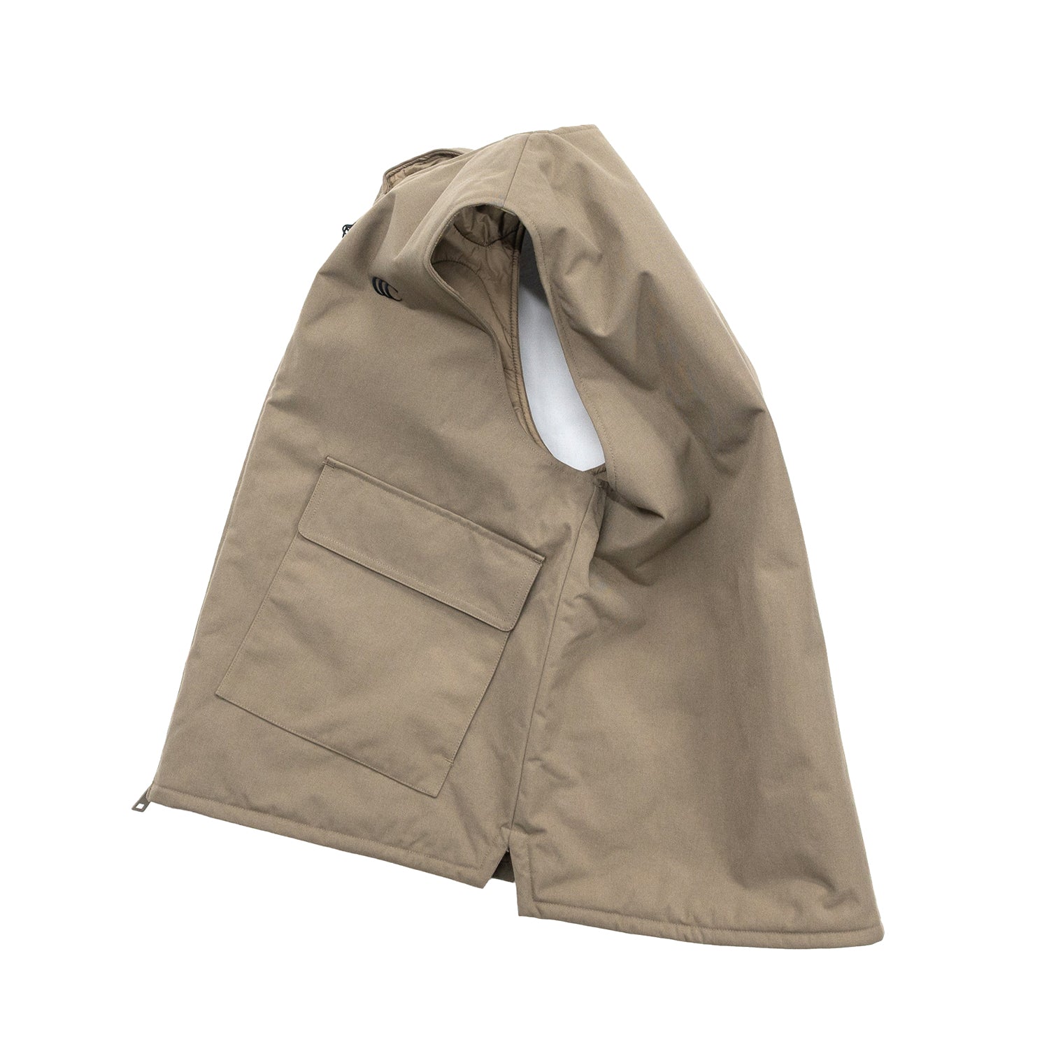ナイロンダック生地を使用したclumsy(クラムジー)の中綿入りタクティカルベスト「TACTICAL DUCK VEST」のTANカラーの側面からの商品写真