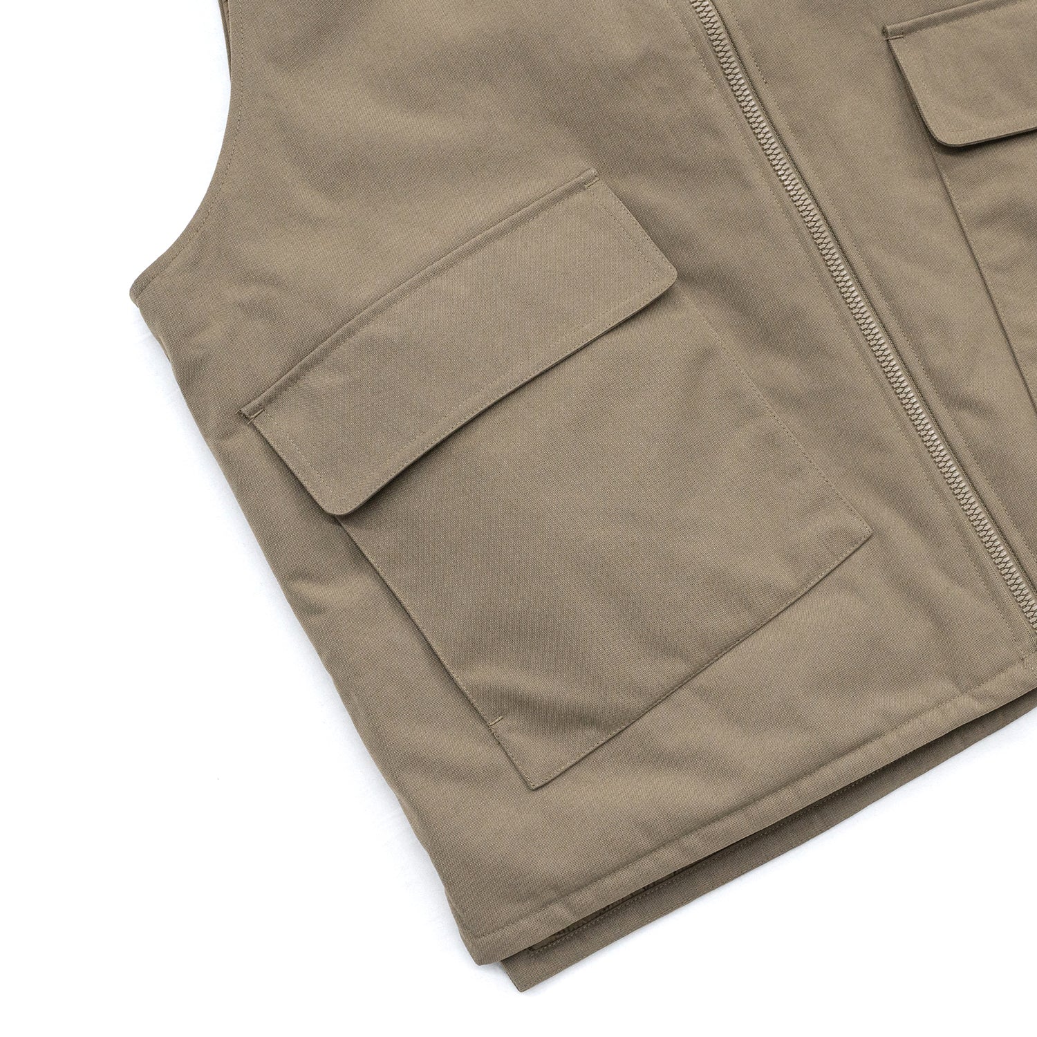 ナイロンダック生地を使用したclumsy(クラムジー)の中綿入りタクティカルベスト「TACTICAL DUCK VEST」のTANカラーのフロントポケットの写真