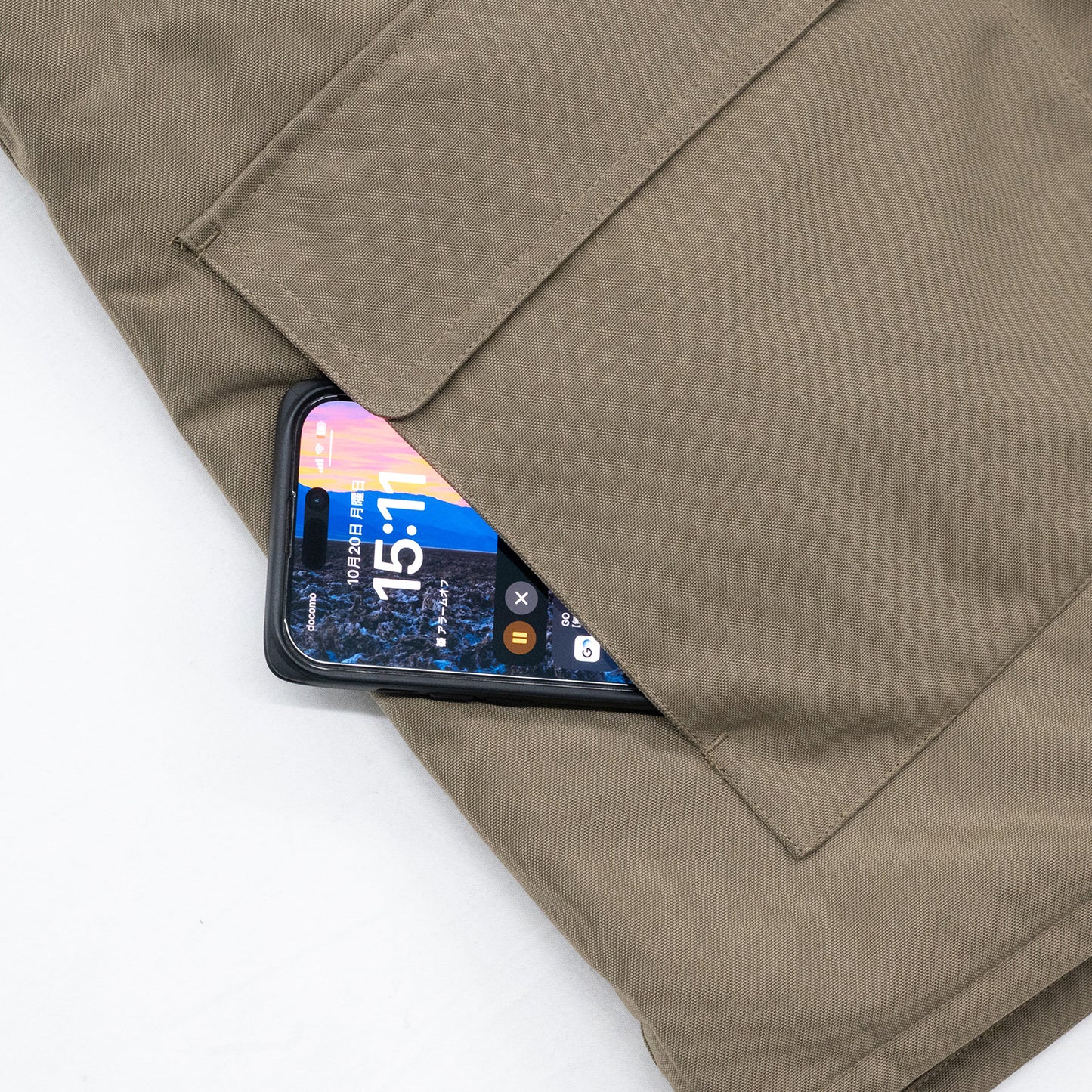 ナイロンダック生地を使用したclumsy(クラムジー)の中綿入りタクティカルベスト「TACTICAL DUCK VEST」のTANカラーのサイドポケットの写真