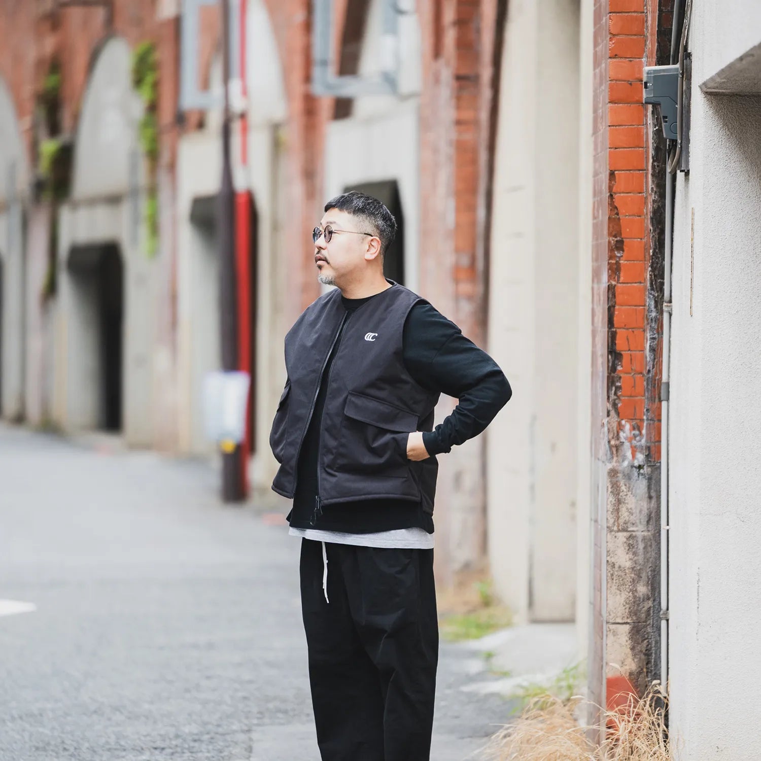 clumsy. Pictures(クラムジー)の新作ベスト「TACTICAL DUCK VEST」のBLACKカラーのLサイズの着用画像の別カット。モデルは174cm