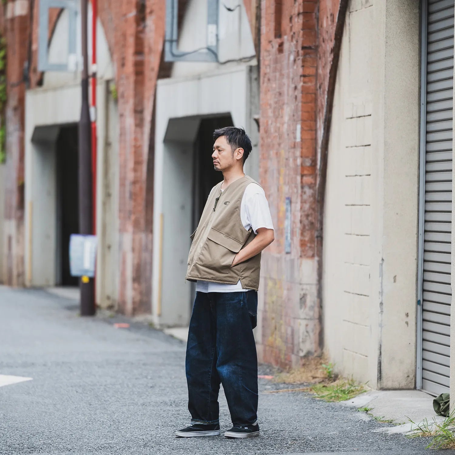 clumsy. Pictures(クラムジー)の新作ベスト「TACTICAL DUCK VEST」のTANカラーのXLサイズの着用画像の別カット。モデルは178cm