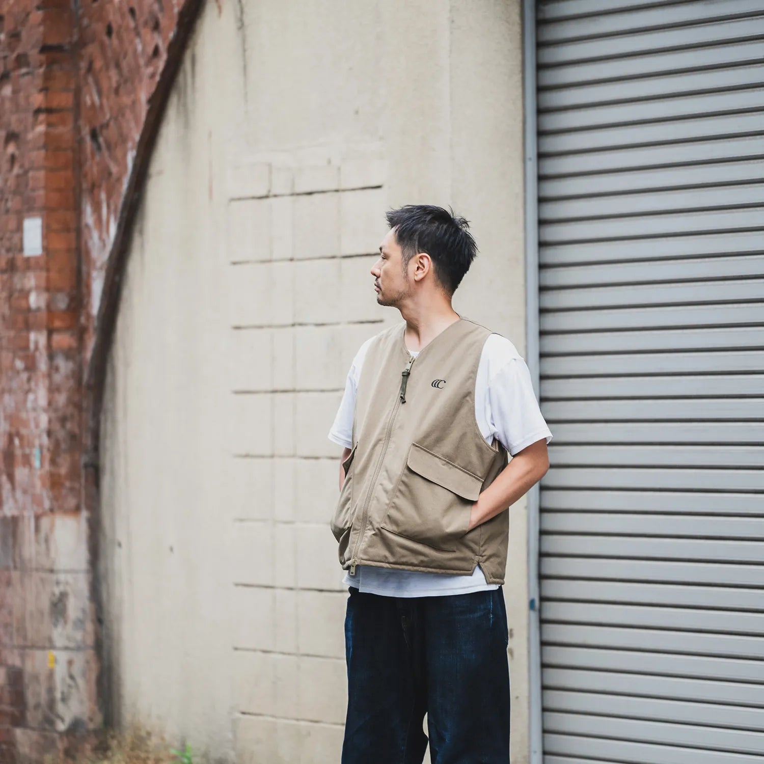 clumsy. Pictures(クラムジー)の新作ベスト「TACTICAL DUCK VEST」のTANカラーのXLサイズの着用画像。モデルは178cm