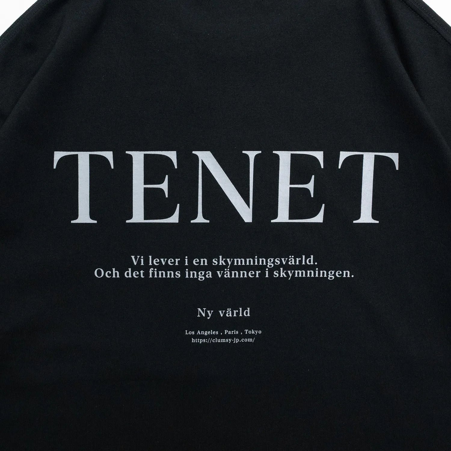 clumsy. PICTURES(クラムジーピクチャーズ)のTシャツ「TENET TEE」のBLACKカラーの背面のデザイン写真