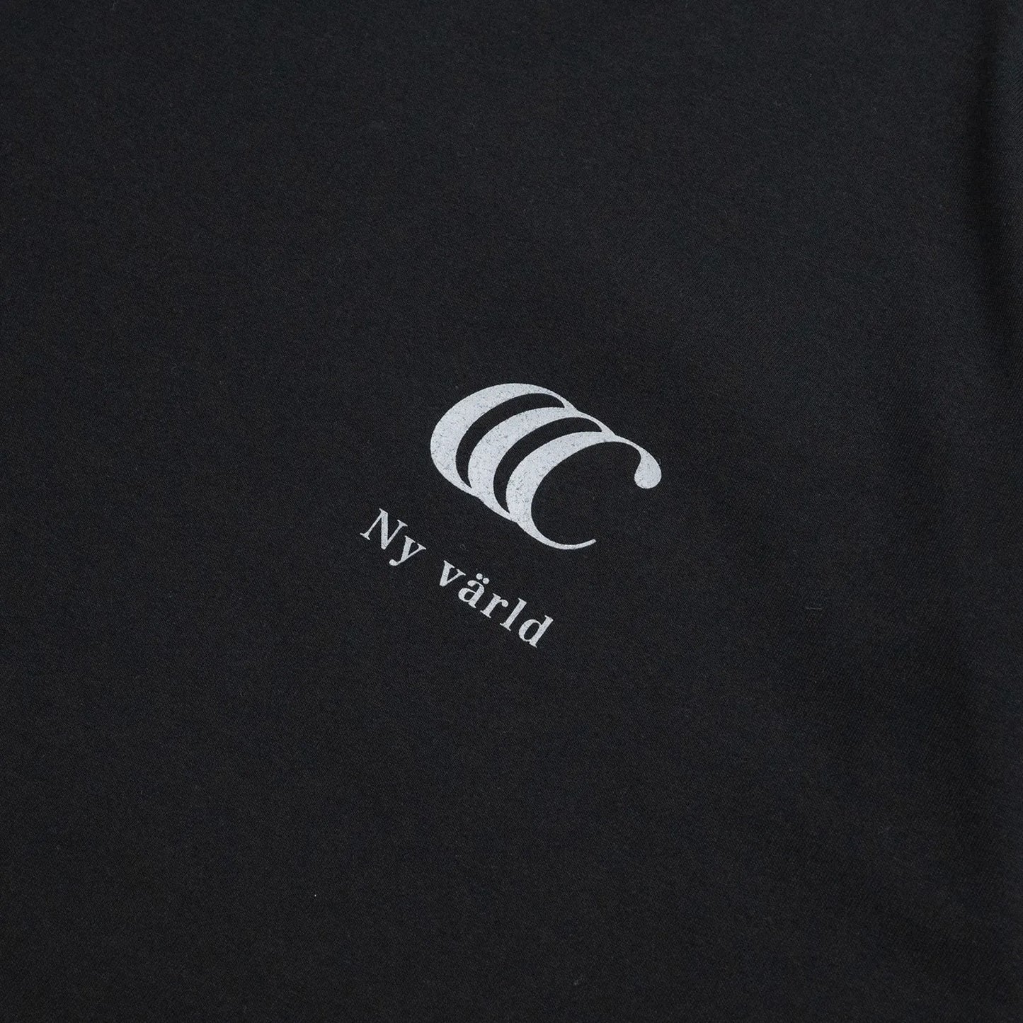 clumsy. PICTURES(クラムジーピクチャーズ)のTシャツ「TENET TEE」のBLACKカラーの正面左胸のデザイン写真