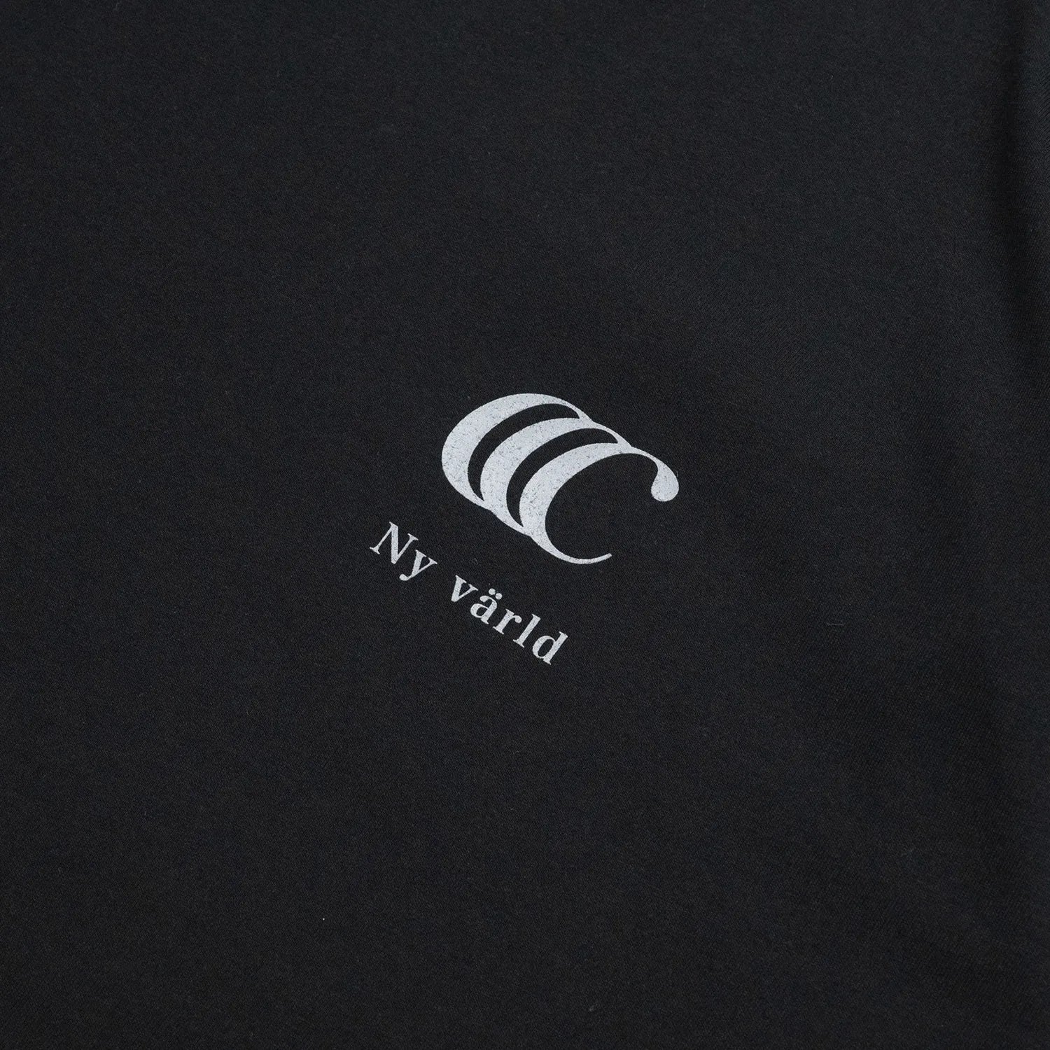 clumsy. PICTURES(クラムジーピクチャーズ)のTシャツ「TENET TEE」のBLACKカラーの正面左胸のデザイン写真