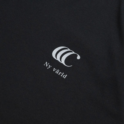 clumsy. PICTURES(クラムジーピクチャーズ)のTシャツ「TENET TEE」のBLACKカラーの正面左胸のデザイン写真