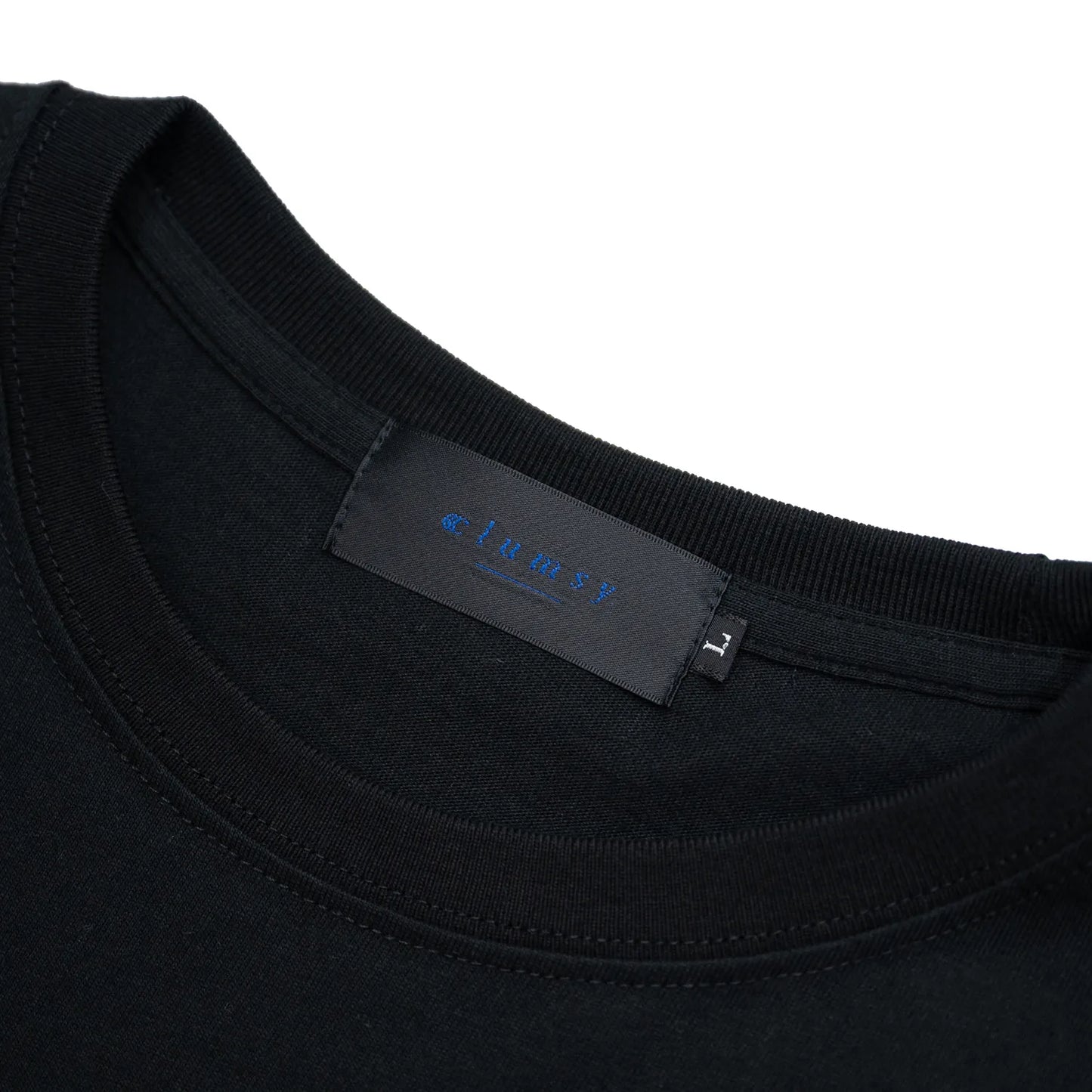 clumsy. PICTURES(クラムジーピクチャーズ)のTシャツ「TENET TEE」のBLACKカラーの襟元の写真
