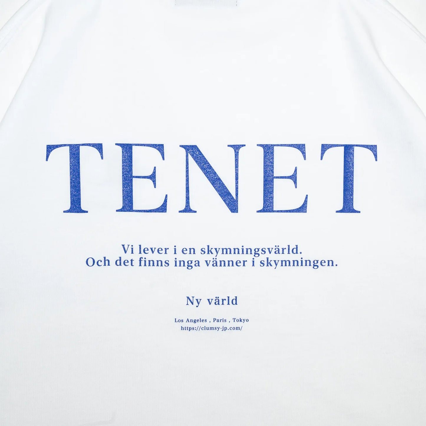 clumsy. PICTURES(クラムジーピクチャーズ)のTシャツ「TENET TEE」のWHITEカラーの背面のデザイン写真