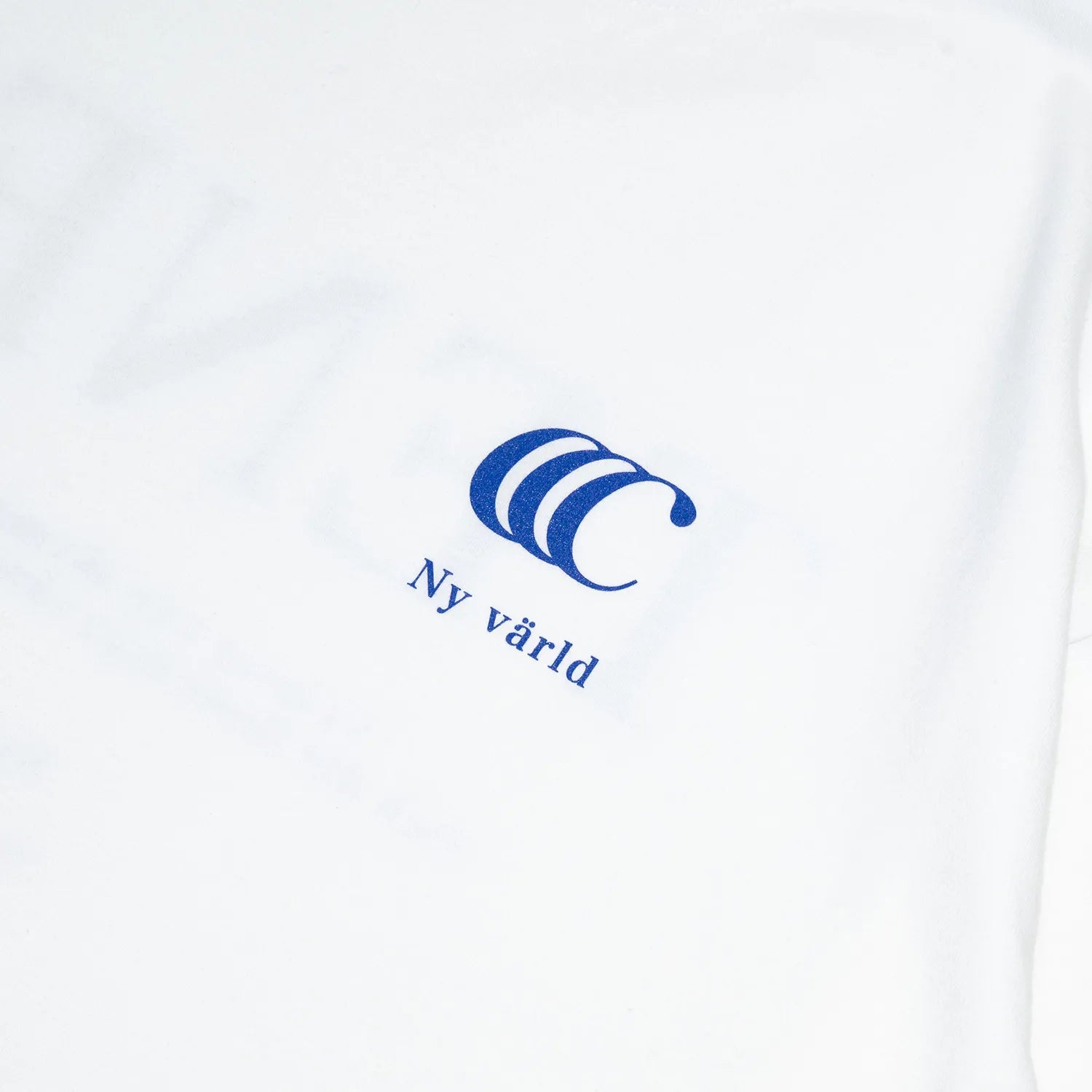 clumsy. PICTURES(クラムジーピクチャーズ)のTシャツ「TENET TEE」のWHITEカラーの正面左胸のデザイン写真