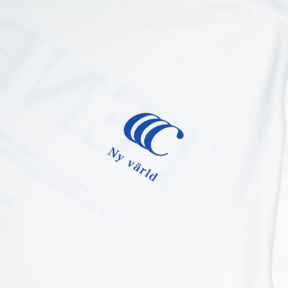 clumsy. PICTURES(クラムジーピクチャーズ)のTシャツ「TENET TEE」のWHITEカラーの正面左胸のデザイン写真