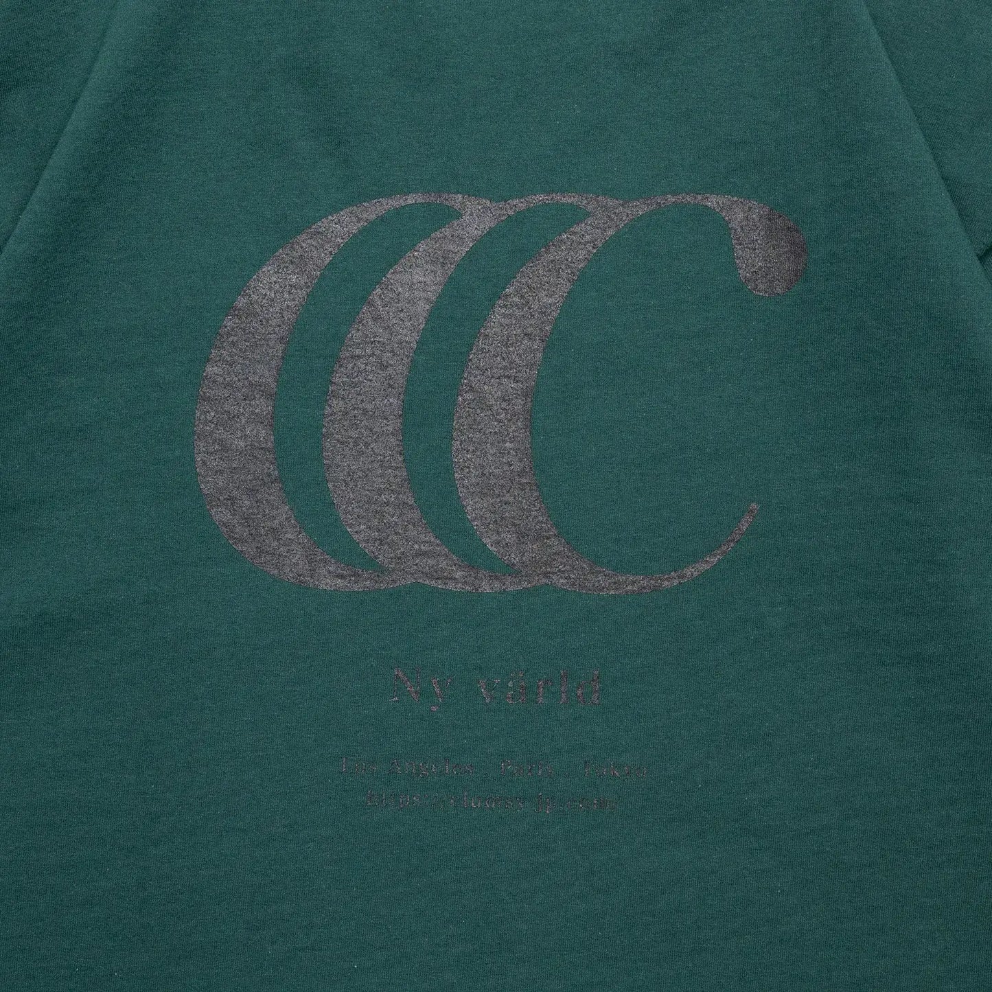 clumsy（クラムジー）とCarhartt（カーハート）の限定コラボTシャツ「LIMITED CCC S/S TEE」のDARK GREENカラーの背面のデザイン写真