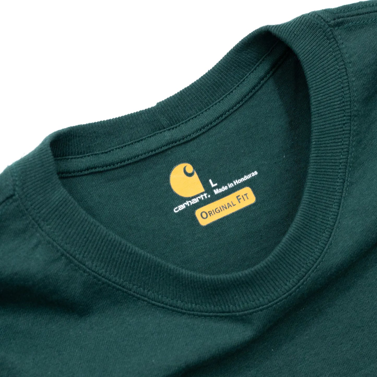 clumsy（クラムジー）とCarhartt（カーハート）の限定コラボTシャツ「LIMITED CCC S/S TEE」のDARK GREENカラーの襟元写真