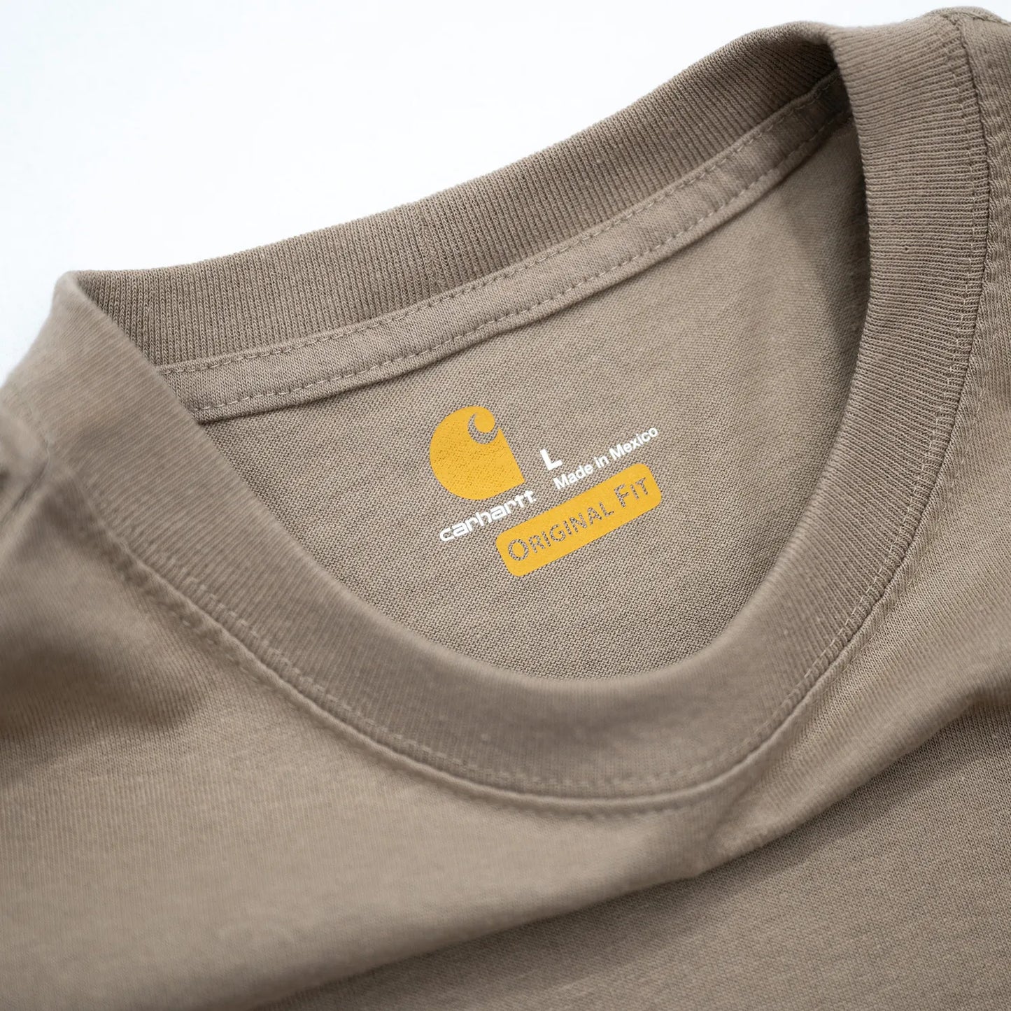 clumsy（クラムジー）とCarhartt（カーハート）の限定コラボTシャツ「LIMITED CCC S/S TEE」のSANDカラーの襟元写真