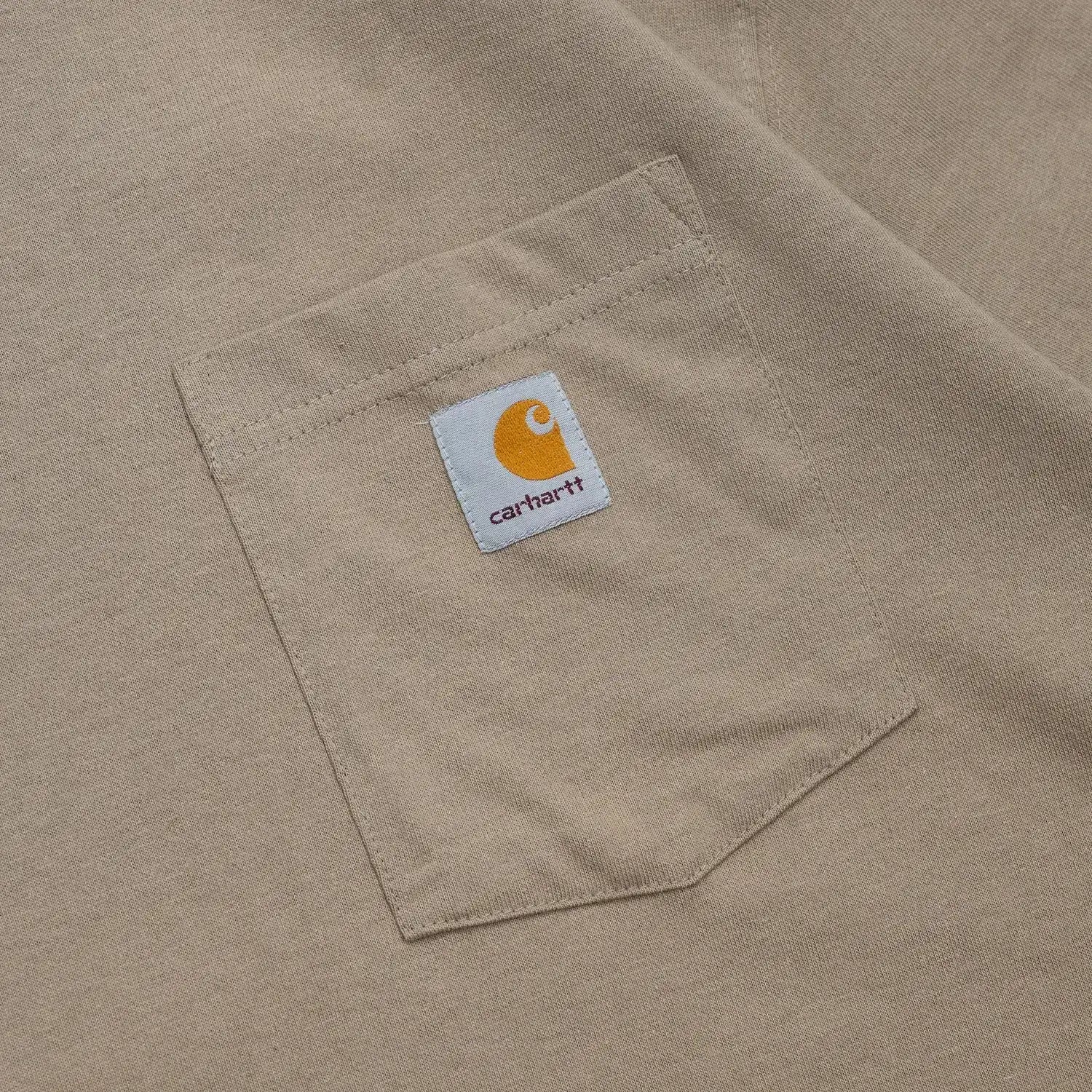clumsy（クラムジー）とCarhartt（カーハート）の限定コラボTシャツ「LIMITED CCC S/S TEE」のSANDカラーの胸ポケットの写真