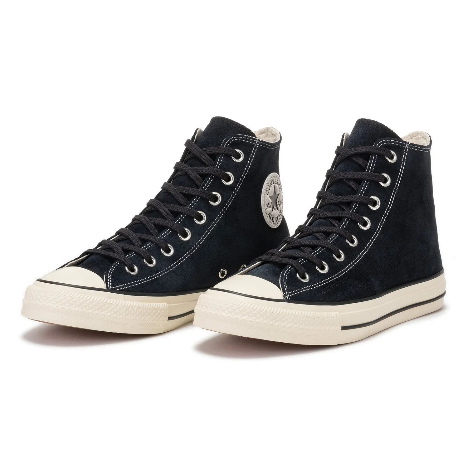 CONVERSE SKATEBOARDING(コンバース)の名作ALL STARのハイカットをスケートシューズに昇華した「ALL STAR SK HI」のBLACK/WHITEカラーの両足を斜め正面から撮影した商品写真