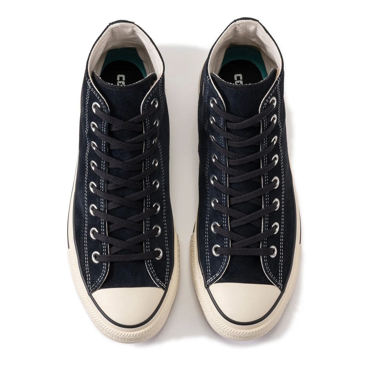 CONVERSE SKATEBOARDING(コンバース)の名作ALL STARのハイカットをスケートシューズに昇華した「ALL STAR SK HI」のBLACK/WHITEカラーの両足を上面から撮影した商品写真