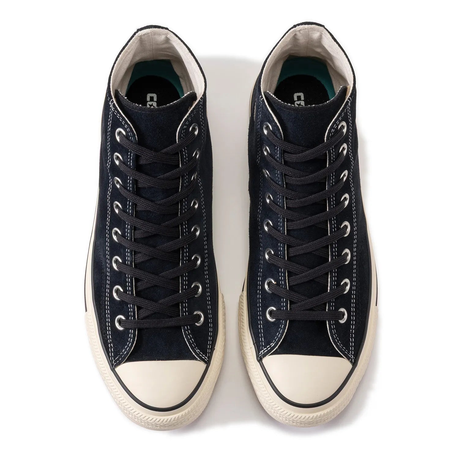 CONVERSE SKATEBOARDING(コンバース)の名作ALL STARのハイカットをスケートシューズに昇華した「ALL STAR SK HI」のBLACK/WHITEカラーの両足を上面から撮影した商品写真