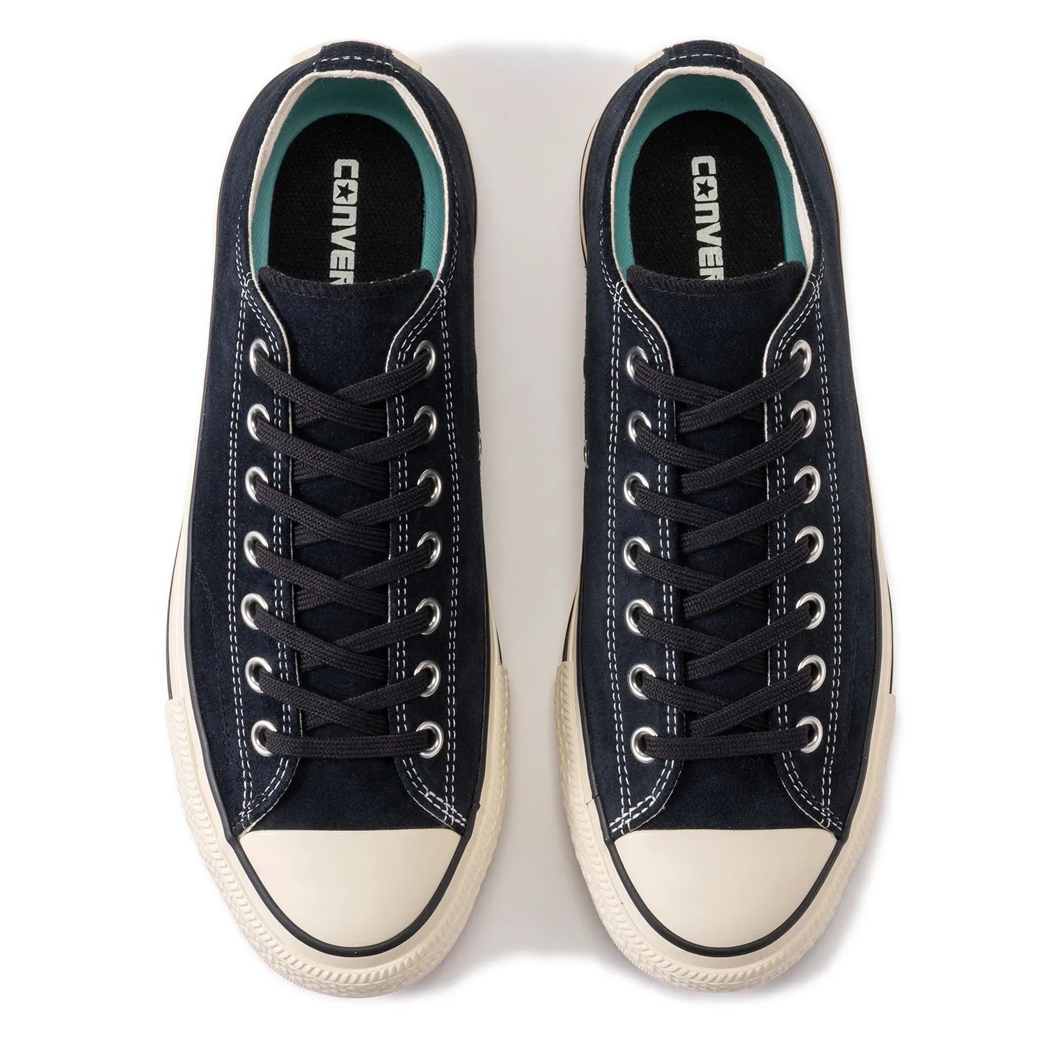 CONVERSE SKATEBOARDING(コンバース)の名作ALL STARのローカットをスケートシューズに昇華した「ALL STAR SK OX」のBLACK/WHITEカラーの両足を斜め正面から撮影した商品写真