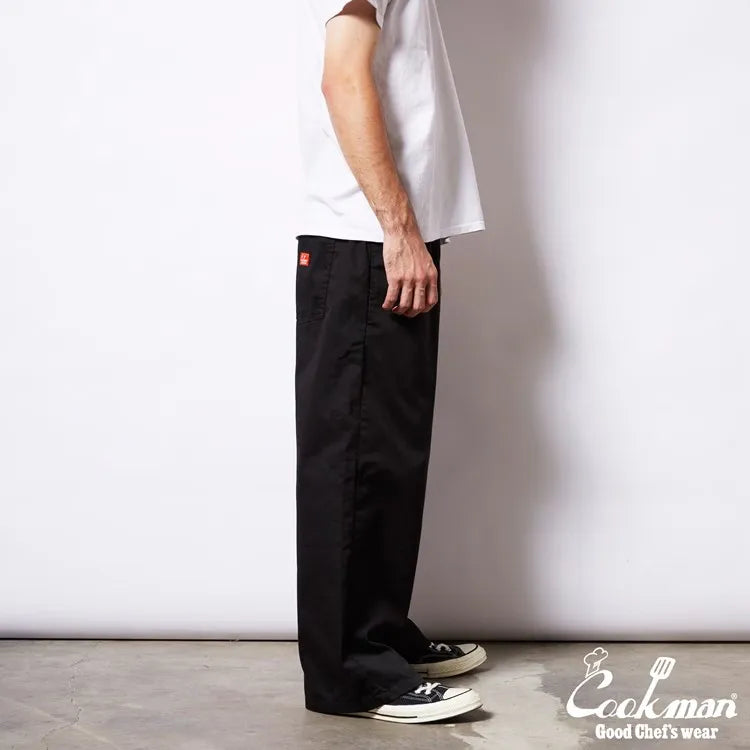 COOKMAN(クックマン)を代表するワイドパンツ「WIDE PANTS」のBLACKカラーの右側面からの着用写真