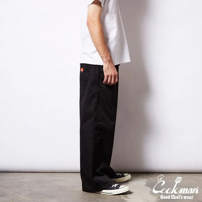 COOKMAN(クックマン)を代表するワイドパンツ「WIDE PANTS」のBLACKカラーの右側面からの着用写真