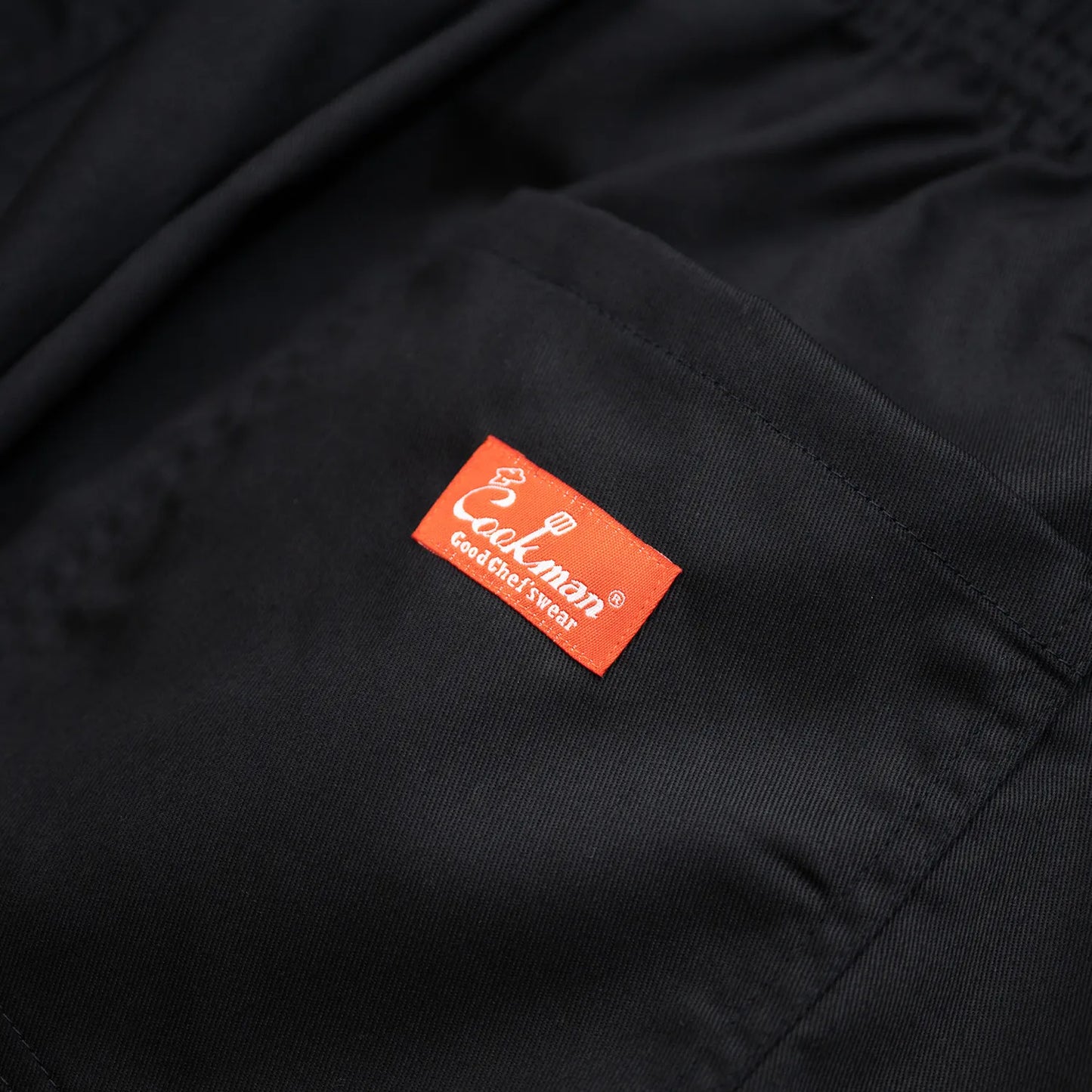 COOKMAN(クックマン)を代表するワイドパンツ「WIDE PANTS」のBLACKカラーのバックポケットのブランドタグの写真