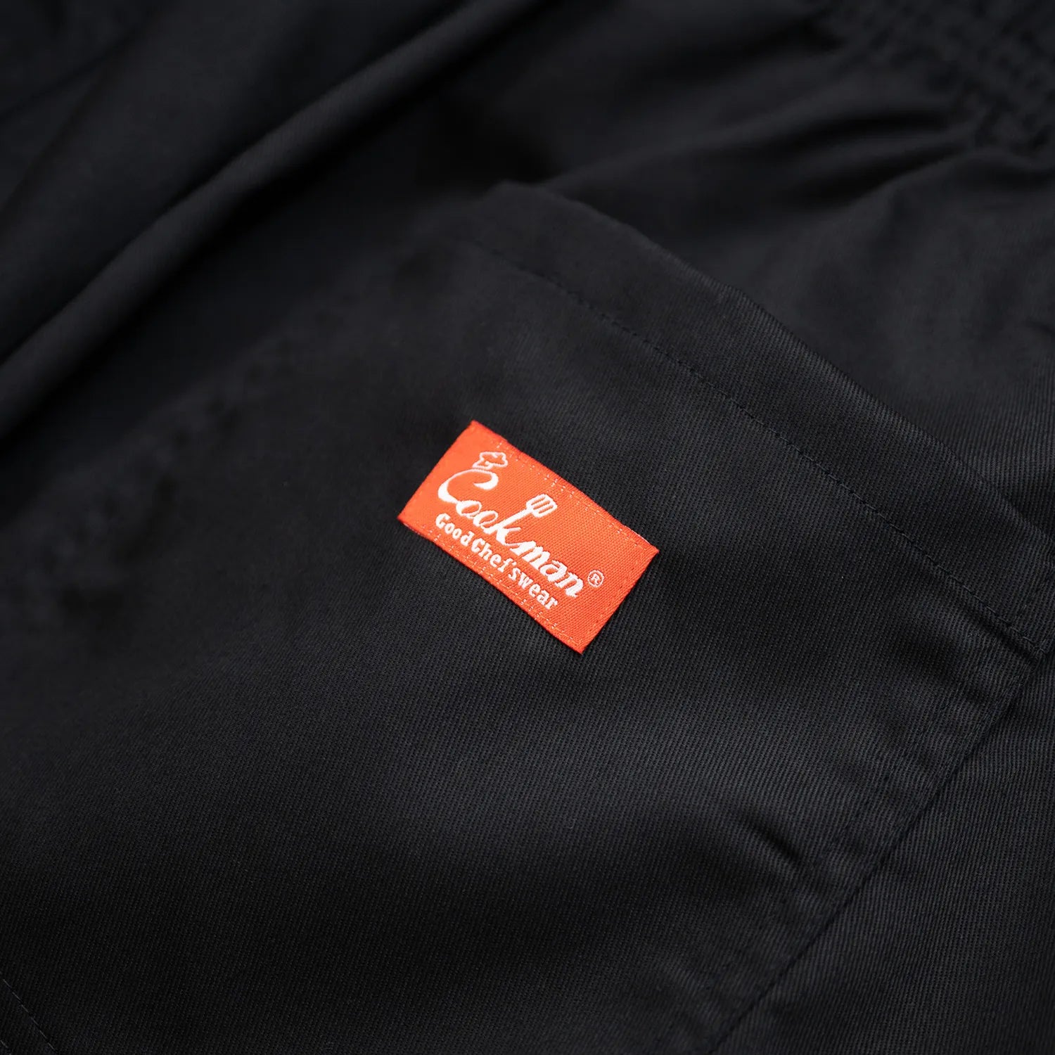 COOKMAN(クックマン)を代表するワイドパンツ「WIDE PANTS」のBLACKカラーのバックポケットのブランドタグの写真