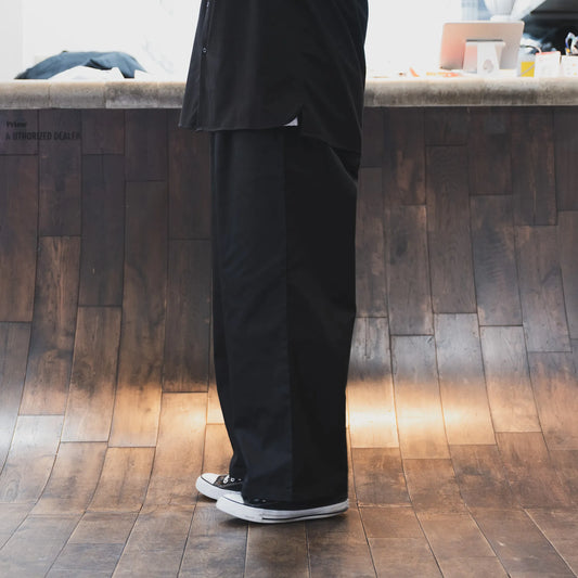 COOKMAN(クックマン)を代表するワイドパンツ「WIDE PANTS」のBLACKカラーの側面からの着用写真