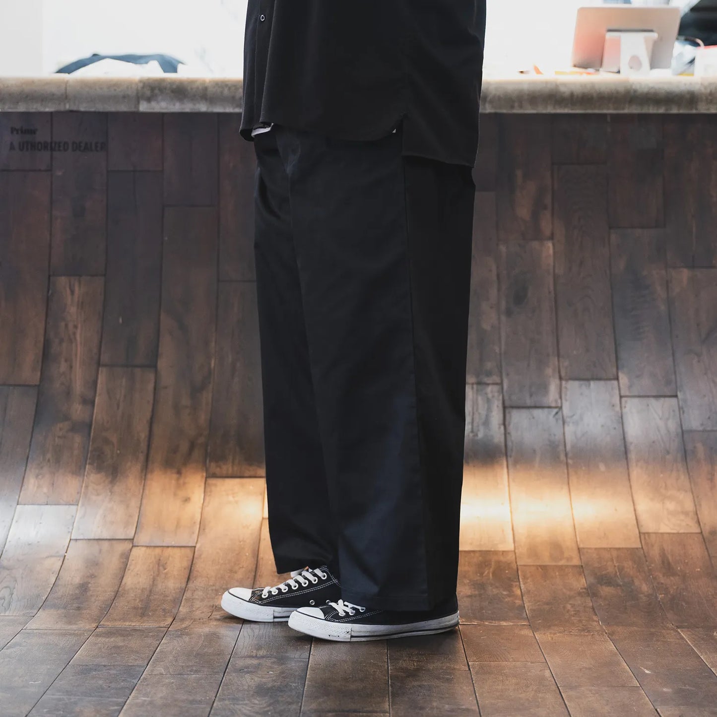 COOKMAN(クックマン)を代表するワイドパンツ「WIDE PANTS」のBLACKカラーの左側面からの着用写真