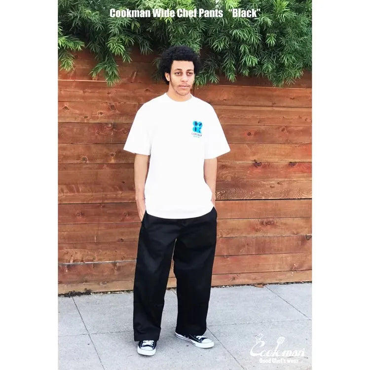 COOKMAN(クックマン)を代表するワイドパンツ「WIDE PANTS」のBLACKカラーの正面からの着用写真