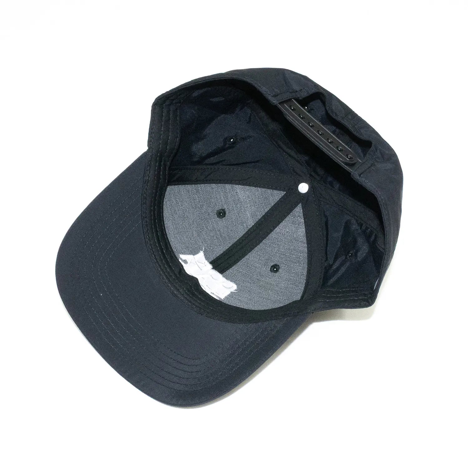 GORILLA TACOSのナイロン製のBLACKカラーのボディにフロントにWHITEカラーの刺繍でデザインされた6パネルキャップ「GT NYLON 6PALEN CAP」の被り口の商品写真