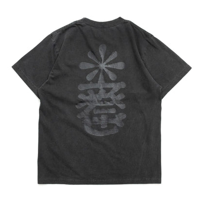 GORILLA TACOSのバックとフロント左胸にデザインがプリントされたTシャツ「New MOJI S/S TEE」のWASHED BLACKカラーの背面からの商品写真