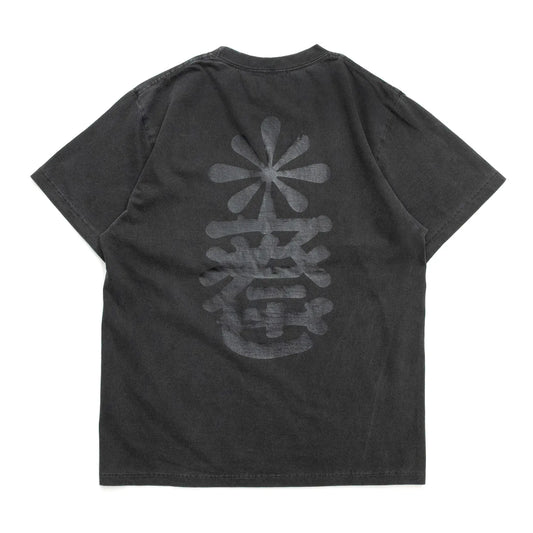GORILLA TACOSのバックとフロント左胸にデザインがプリントされたTシャツ「New MOJI S/S TEE」のWASHED BLACKカラーの背面からの商品写真