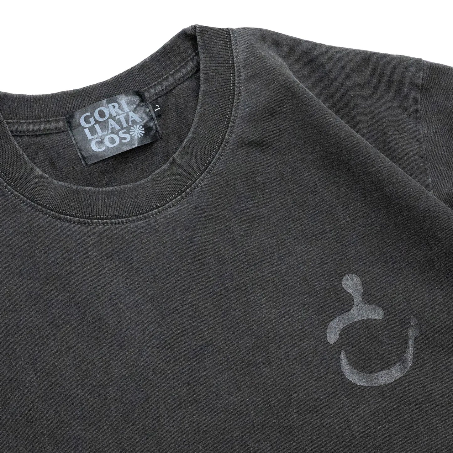 GORILLA TACOSのバックとフロント左胸にデザインがプリントされたTシャツ「New MOJI S/S TEE」のWASHED BLACKカラーの正面のデザイン写真