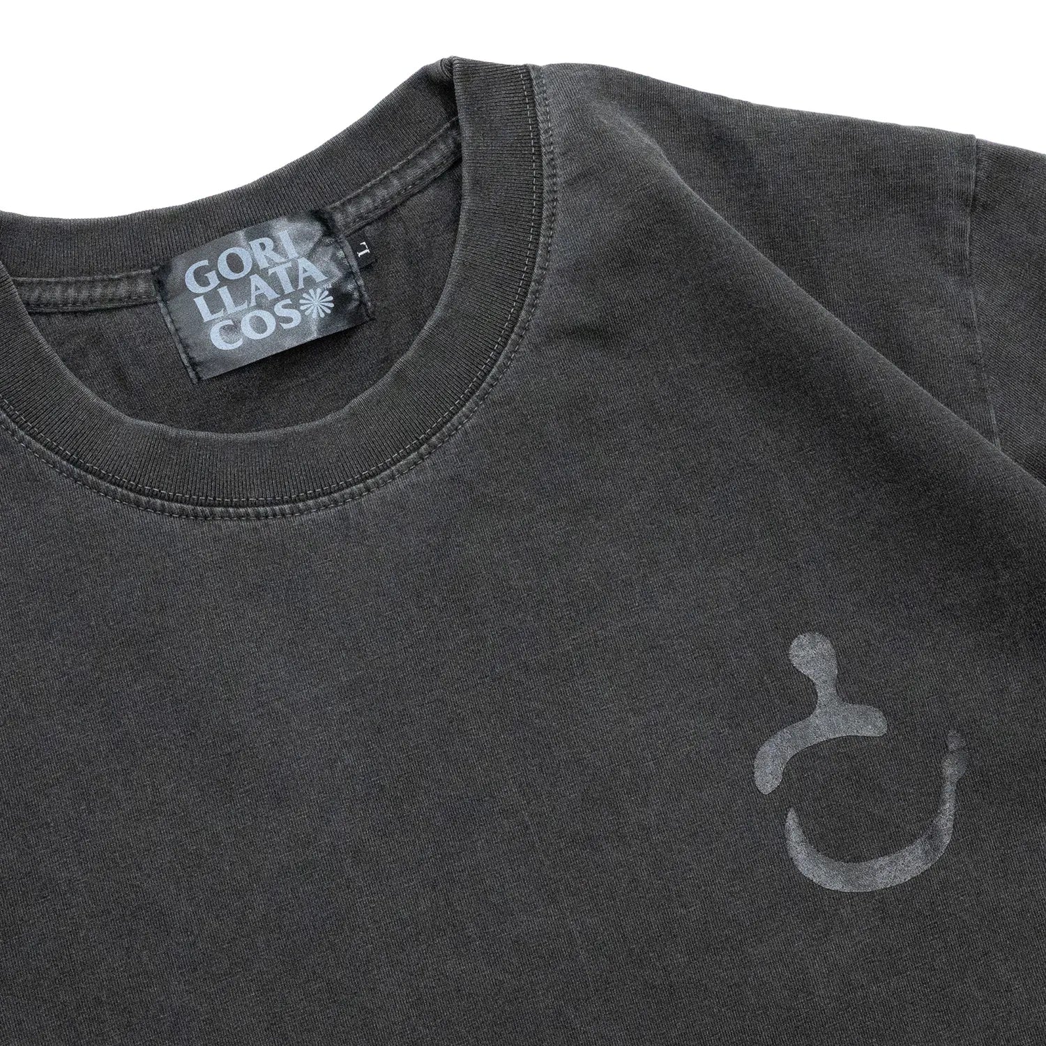 GORILLA TACOSのバックとフロント左胸にデザインがプリントされたTシャツ「New MOJI S/S TEE」のWASHED BLACKカラーの正面のデザイン写真