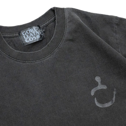 GORILLA TACOSのバックとフロント左胸にデザインがプリントされたTシャツ「New MOJI S/S TEE」のWASHED BLACKカラーの正面のデザイン写真