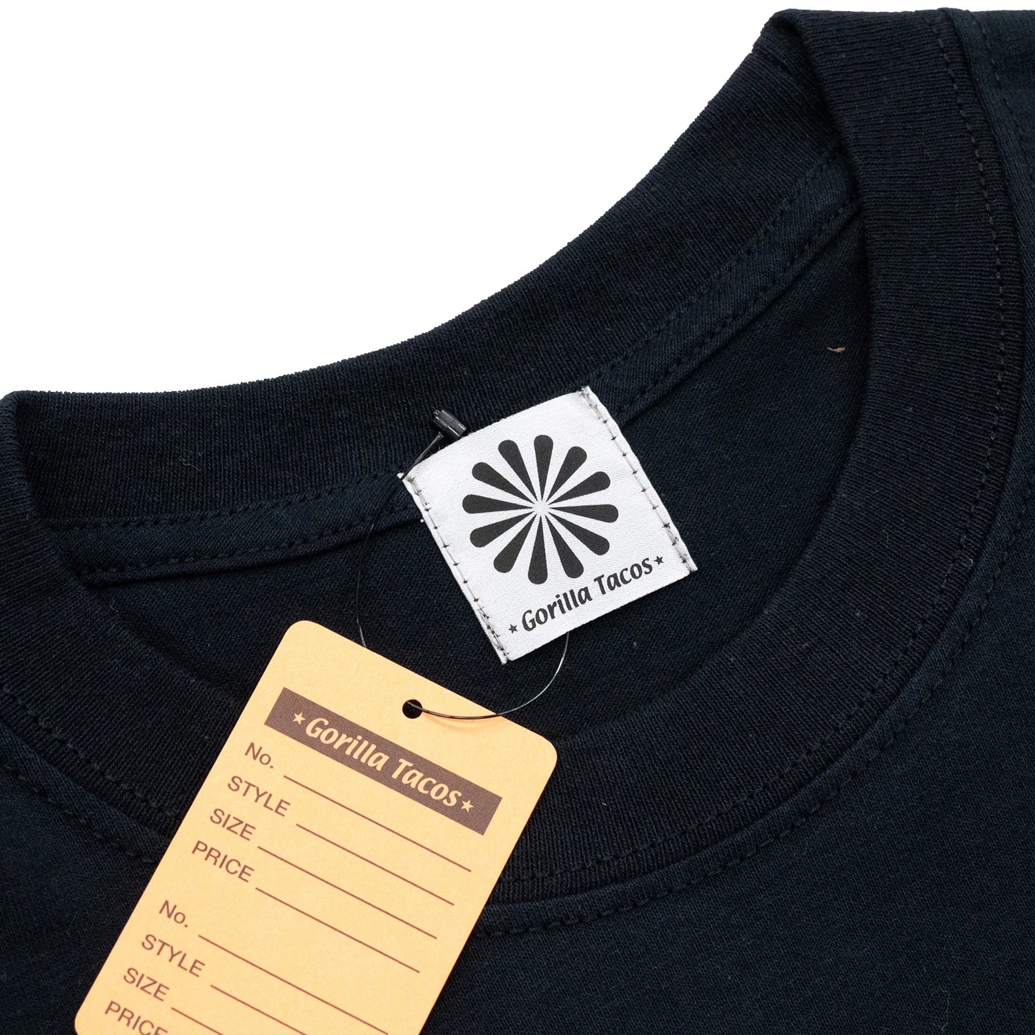 GORILLA TACOS(ゴリラタコス)のフロントに大きくデザインがプリントされたTシャツ「73 GT TEE」のブラックカラーの襟裏のブランドタグの写真