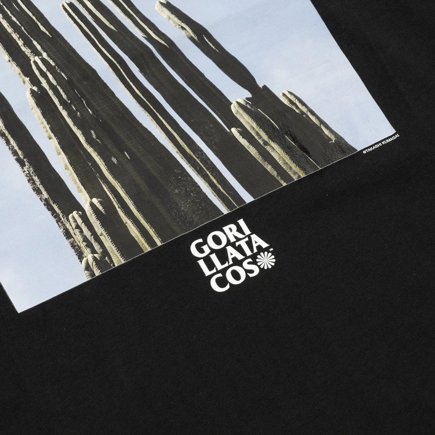GDCを手がける熊谷隆志とGORILLA TACOSのコラボレーションモデルのTシャツ「GORILLA TACOS x TAKASHI KUMAGAI CACTUS TEE」のBLACKカラーのフロント写真下のブランドロゴ