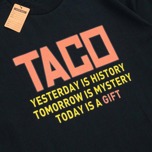フロントに大きくレタードデザインがプリントされたGORILLA TACOSのTシャツ「TACO TEE」のBLACKカラーのフロントデザインの近接写真