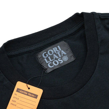 フロントに大きくレタードデザインがプリントされたGORILLA TACOSのTシャツ「TACO TEE」のBLACKカラーの襟裏のブランドタグ