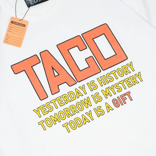 フロントに大きくレタードデザインがプリントされたGORILLA TACOSのTシャツ「TACO TEE」のWHITEカラーのフロントデザインの近接写真