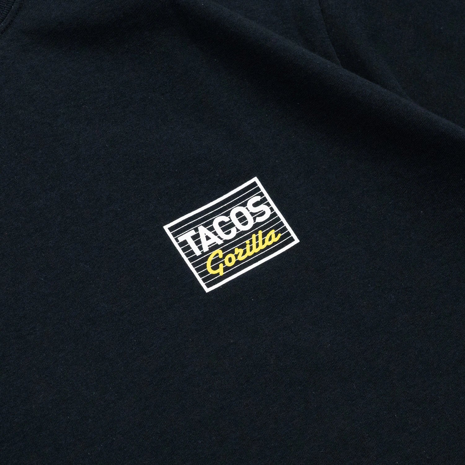 GORILLA TACOS(ゴリラタコス)のフロント左胸にデザインがプリントされたTシャツ「TACOS 2 TEE」のブラックカラーのフロントデザインの詳細写真