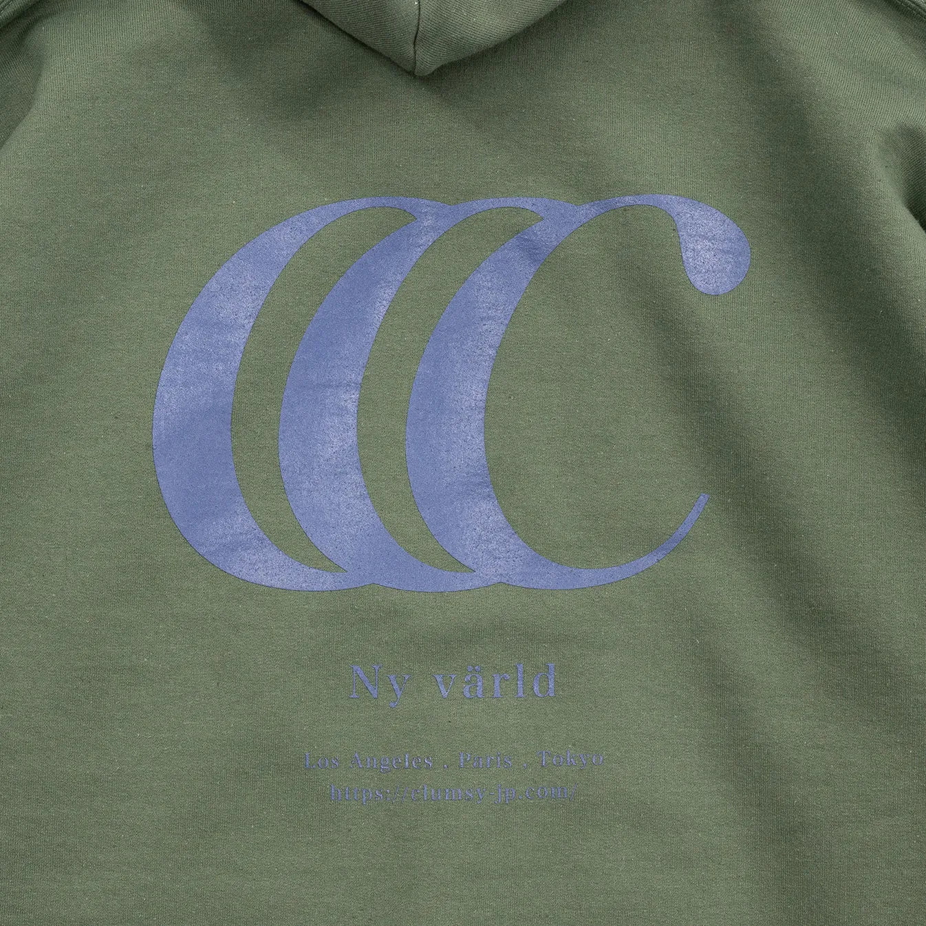 CLUMSY PICTURESを代表するパーカー「LIMITED CCC HOODY」のARMYカラーの背面のデザイン写真